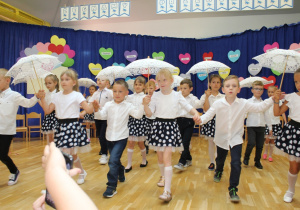 przedszkolaki tańczą z parasolkami